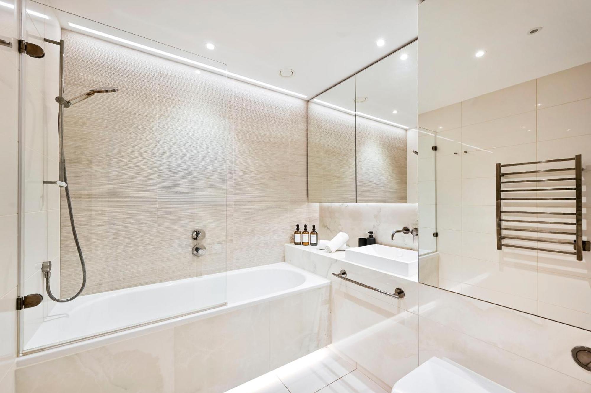 Luxury 2-bed 2-bath -white Living -steps To Tube Apartamento *